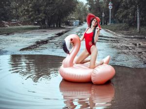 Саратовчанка в купальнике протестовала против разбитых дорог