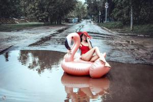 Саратовчанка в купальнике протестовала против разбитых дорог