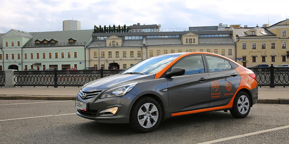 Автомобили московского каршеринга предложили оборудовать самокатами