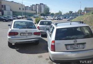 В Минске 84-летний пенсионер на VW перепутал педали, протаранил две машины и ушел с места ДТП
