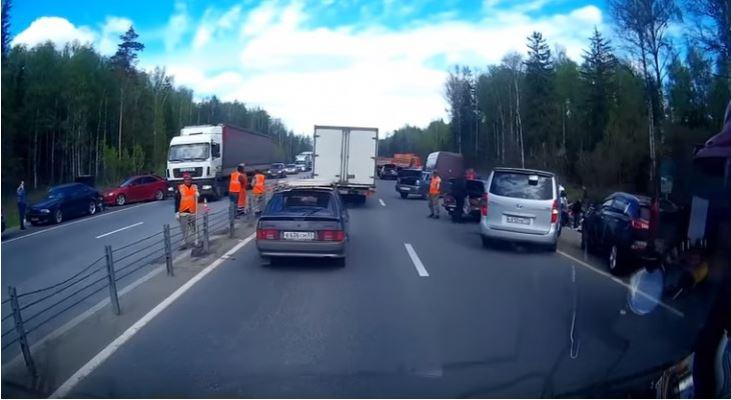 В Петушках водители ящиками растаскивали пиво из перевернувшейся при ДТП фуры