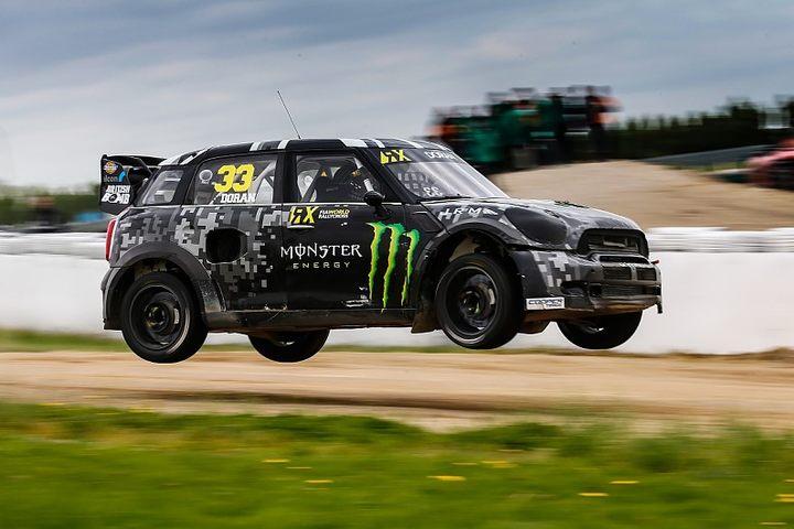 Микко Хирвонен протестирует ралли-кроссовую машину MINI
