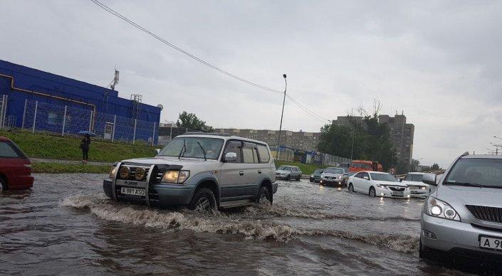 В Алматы водители снова "плывут" после обильного дождя