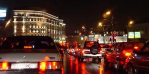 Московских водителей попросили парковать автомобили в гаражах
