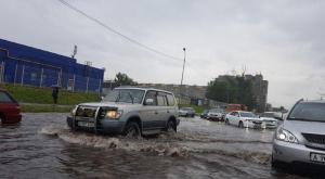 В Алматы водители снова "плывут" после обильного дождя