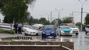 В Алматы водители снова "плывут" после обильного дождя