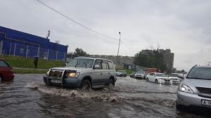 В Алматы водители снова "плывут" после обильного дождя