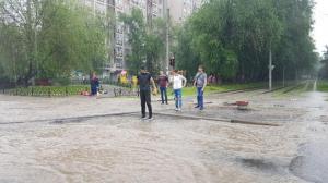 В Алматы водители снова "плывут" после обильного дождя