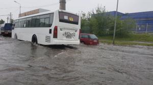 В Алматы водители снова "плывут" после обильного дождя