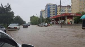 В Алматы водители снова "плывут" после обильного дождя