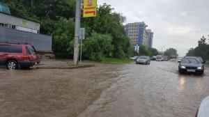 В Алматы водители снова "плывут" после обильного дождя