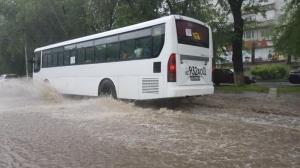В Алматы водители снова "плывут" после обильного дождя