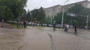 В Алматы водители снова "плывут" после обильного дождя