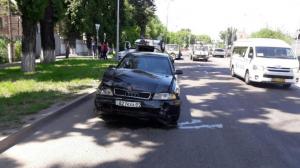 Внедорожник опрокинулся после ДТП в Алматы