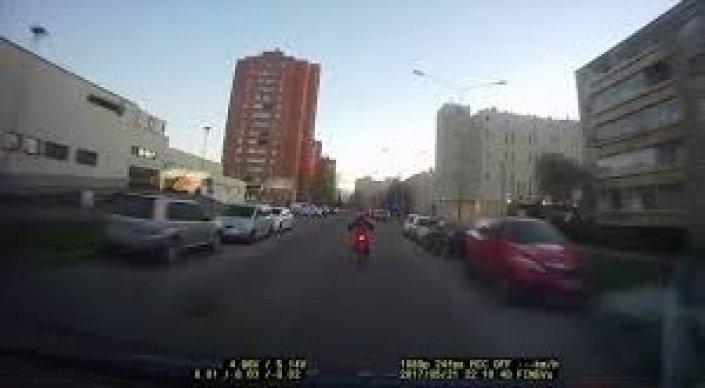 Девушка сумочкой остановила байкера-угонщика, за которым была погоня