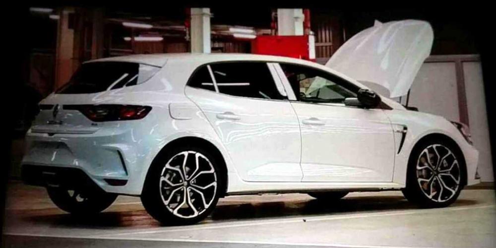 Renault Megane RS нового поколения сфотографировали без камуфляжа