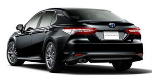 Опубликованы первые "живые" фото новой Toyota Camry