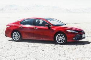 Опубликованы первые "живые" фото новой Toyota Camry