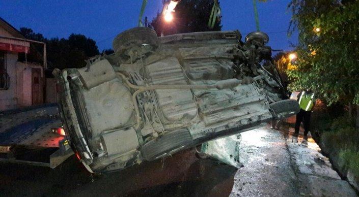 Водитель Toyota Camry уснул за рулем и перевернулся в Алматы