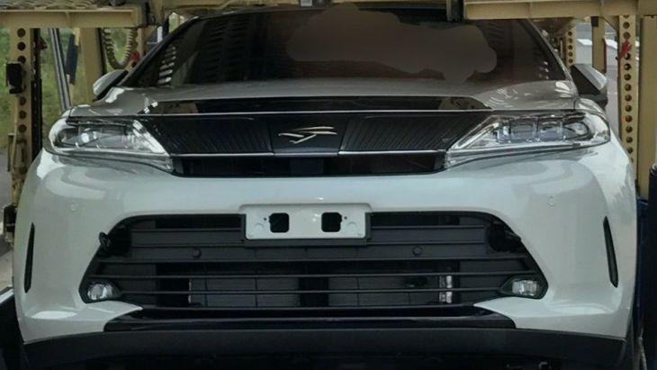 Обновлённый кроссовер Toyota Harrier дебютировал на первых шпионских фото