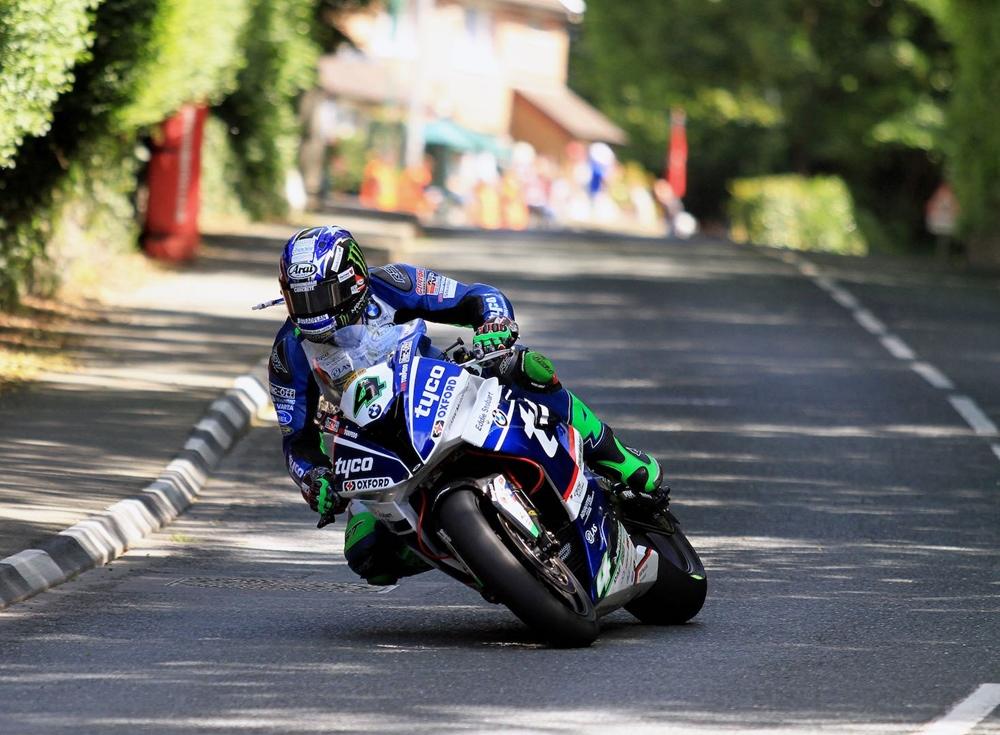 TT 2017: Иан Хатчинсон выиграл первую гонку супербайка