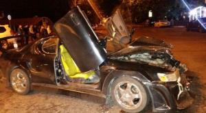 "Жажда скорости": в центре Алматы спорткар на полном ходу врезался в Mercedes
