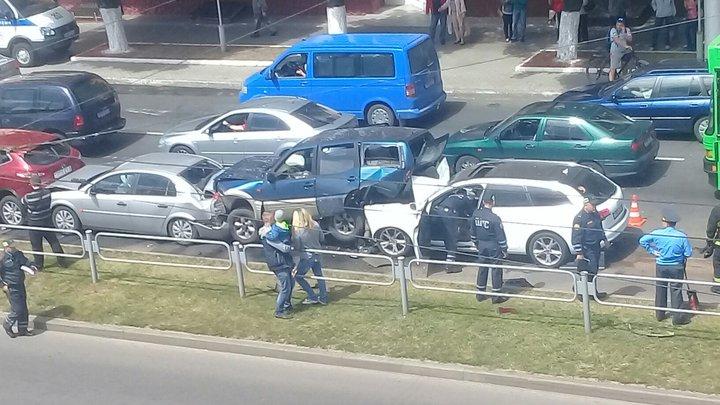 В центре Гомеля пьяный водитель Audi собрал "паровоз" из пяти машин