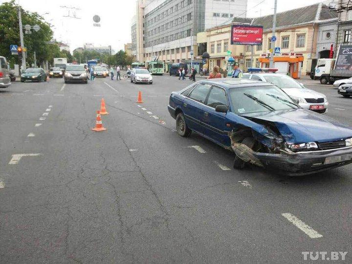 В центре Минска пьяный бесправник на Mazda разбил три автомобиля