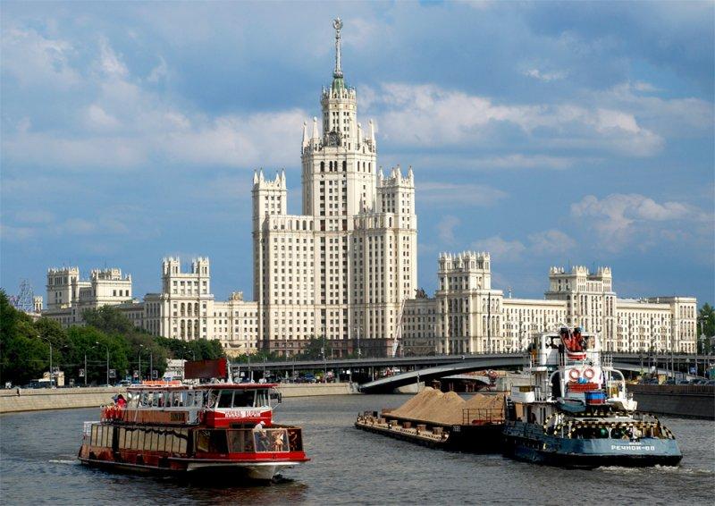 Автомобиль Jaguar сорвался в Москву-реку с набережной Тараса Шевченко