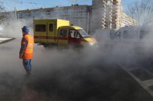 На севере Москвы после прорыва трубы улицу затопило кипятком