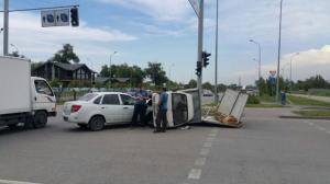 Перевозивший яйца грузовик опрокинулся в Алматы