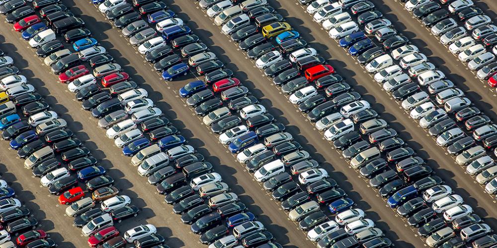 Импорт легковых автомобилей в Россию упал почти на 20%