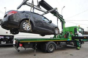 Автомобили двух злостных нарушителей в Москве эвакуировали по 12 раз