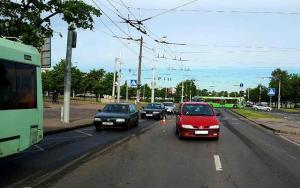В Минске девушка выбежала на дорогу из-за стоящего транспорта и попала под машину
