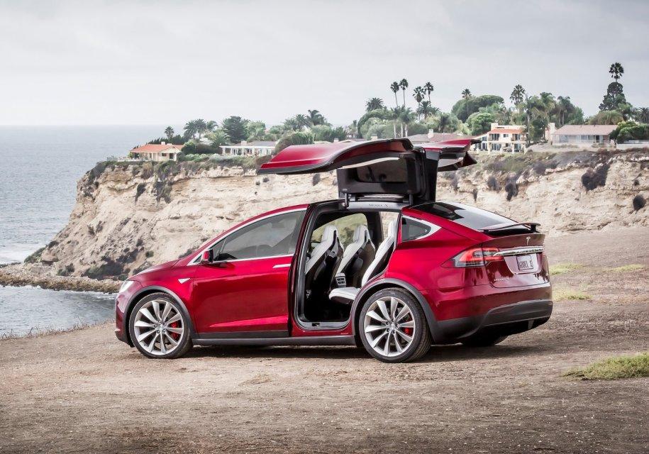 Tesla научились развлекать пассажиров комедийными скетчами