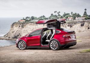 Tesla научились развлекать пассажиров комедийными скетчами