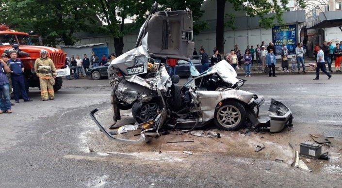 У автобуса в Алматы отказали тормоза: 5 авто пострадали

