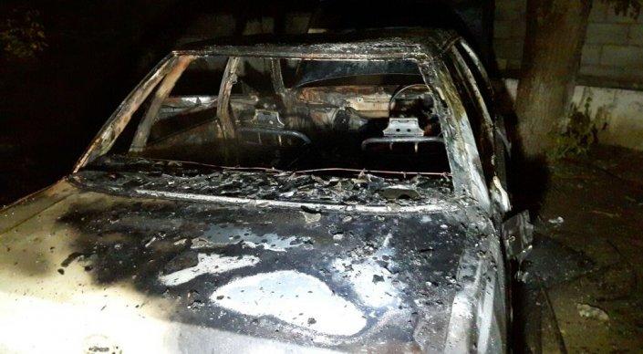 Авто сгорело дотла в одном из микрорайонов Алматы
