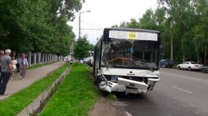 У автобуса в Алматы отказали тормоза: 5 авто пострадали

