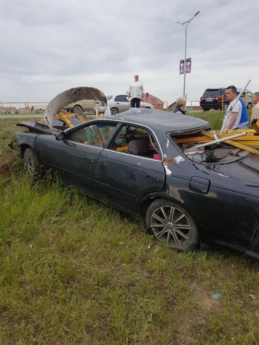 Жуткое ДТП на трассе Тобол - Рудный: автомобиль пробил ограждение