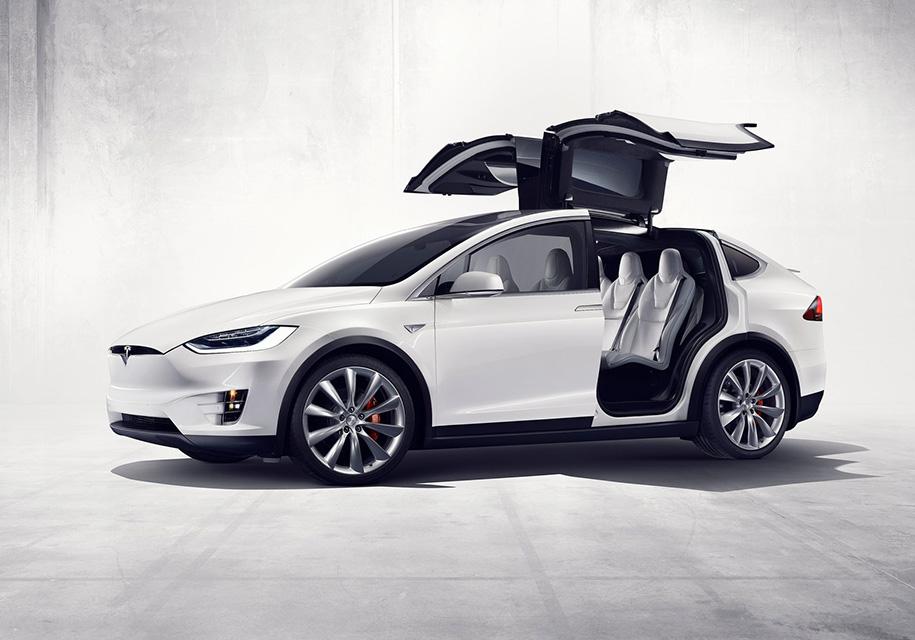 Владельцы Tesla Model X пожаловались на открывающиеся на скорости «крылья сокола»