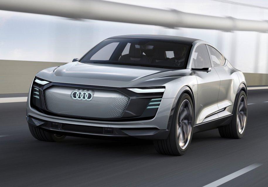 Audi затроллила Tesla с помощью билборда