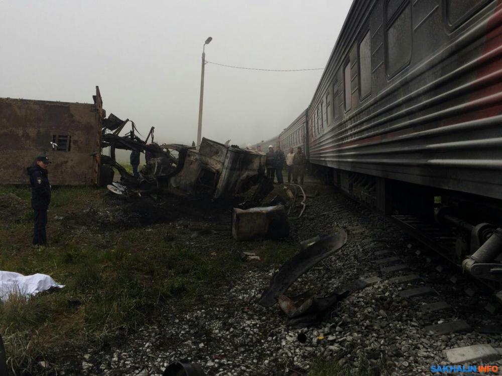 На Сахалине при столкновении грузовика с поездом погибли два человека