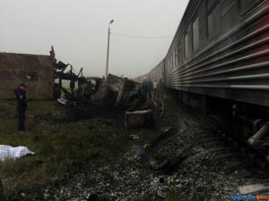 На Сахалине при столкновении грузовика с поездом погибли два человека