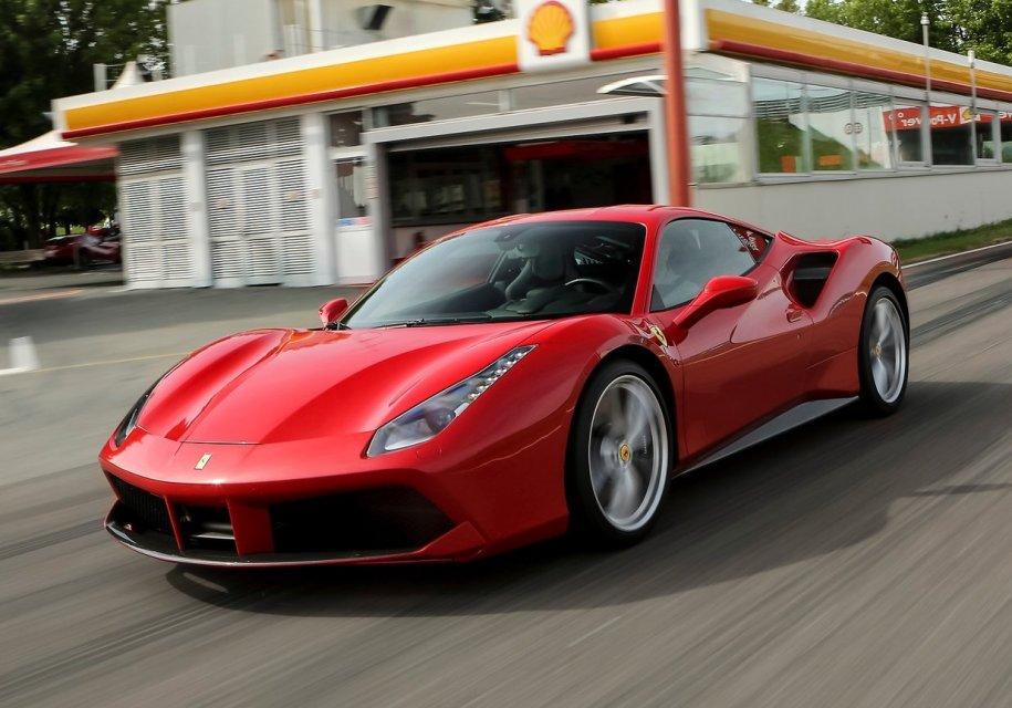 Угонщика Ferrari поймали, когда он попрошайничал на бензин