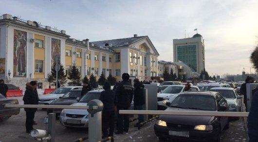 Таксистов-нелегалов и арендодателей на вокзале Астаны привлекли к ответственности