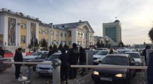 Таксистов-нелегалов и арендодателей на вокзале Астаны привлекли к ответственности