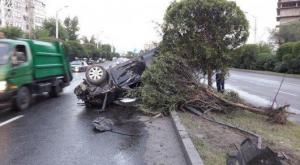 Toyota Camry снесла ограждение и перевернулась в Алматы