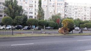 Toyota Camry снесла ограждение и перевернулась в Алматы