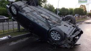 Toyota Camry снесла ограждение и перевернулась в Алматы